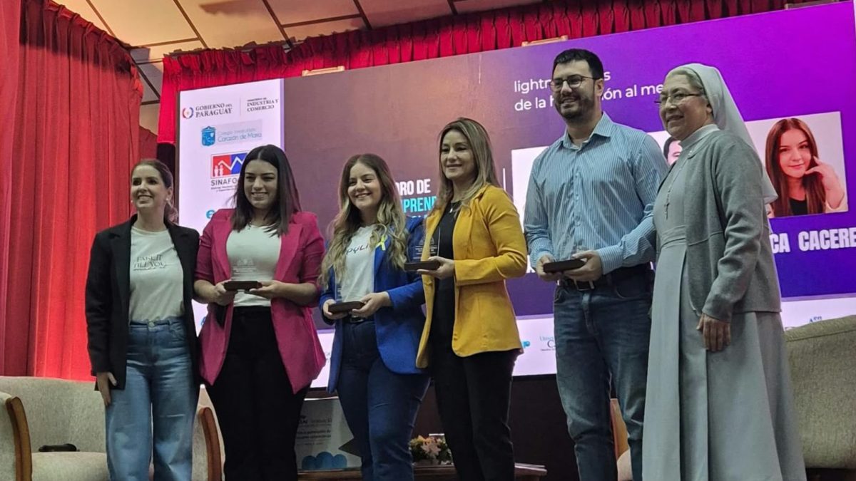 Fundadores de startups paraguayas compartieron su experiencia en el Foro de Emprendedores de Colegios 2026